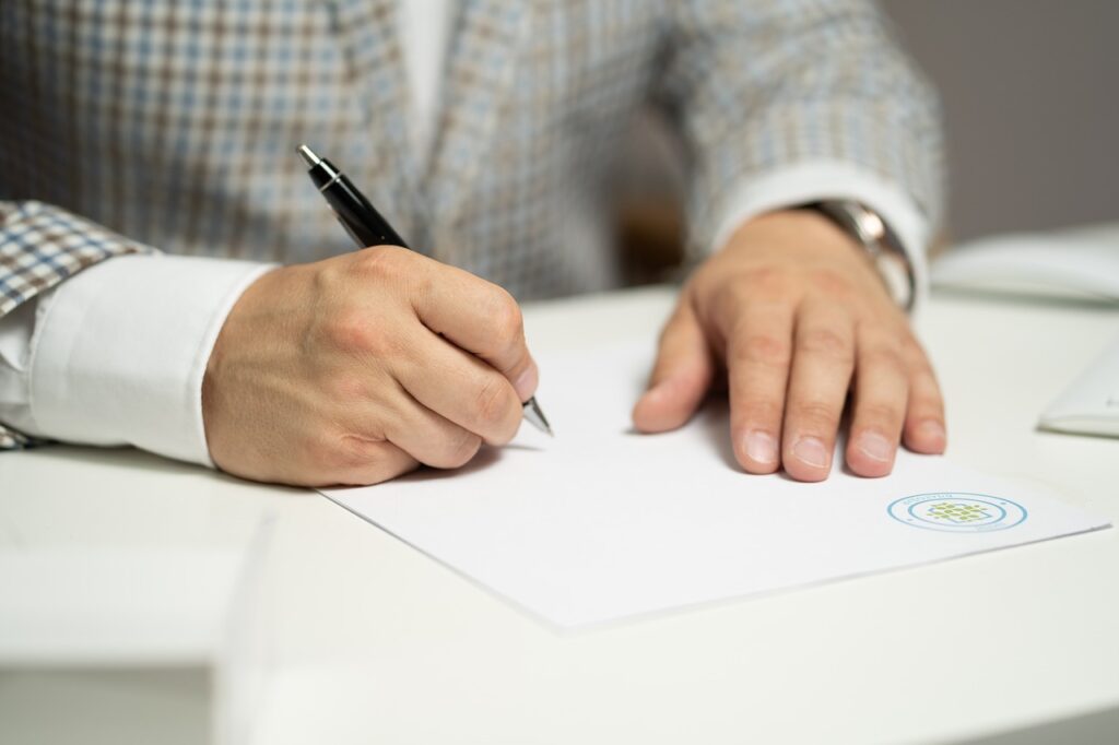 hombre escribiendo una carta formal